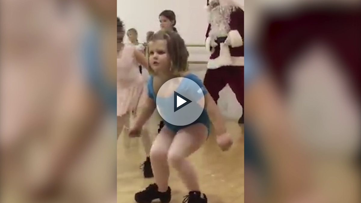 Vídeo viral: El baile de la niña con Papá Noel que arrasa en las redes - Vídeo