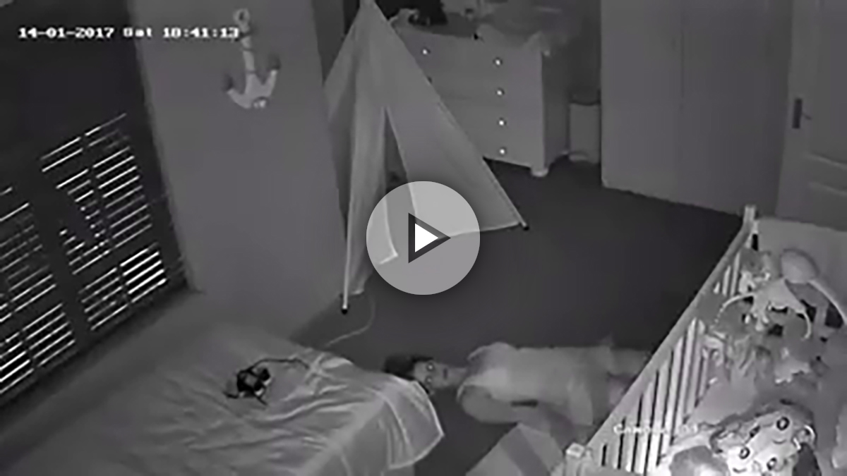Viral: la peculiar manera de una madre de salir del cuarto para no despertar al bebé. Conócela