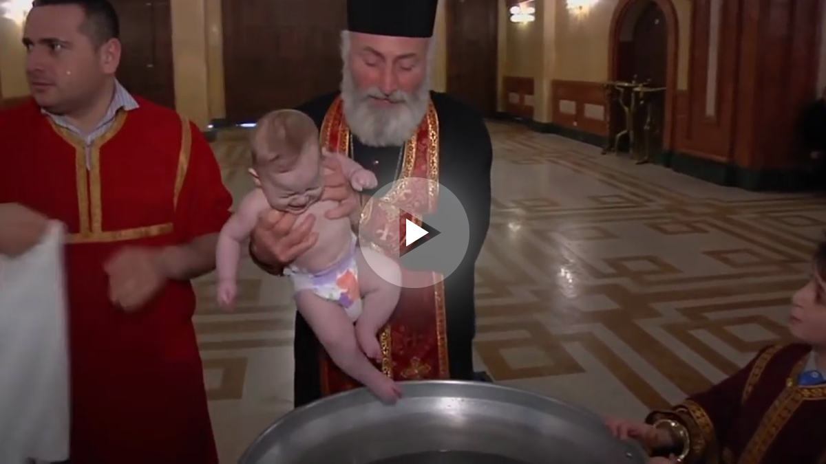 Viral: la violenta manera de bautizar a unos bebés que ha escandalizado