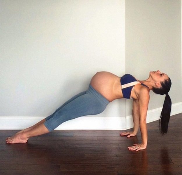 Mujer afirma que practicar yoga durante el embarazo le permitió parir en 10 minutos