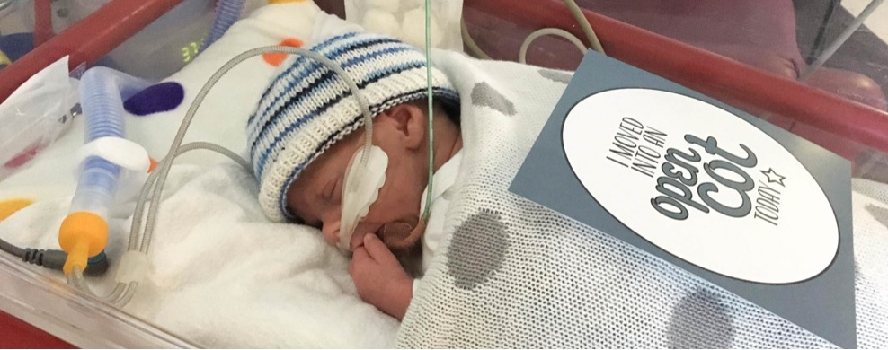 Unas tarjetas celebran avances importantes en la vida del bebé prematuro