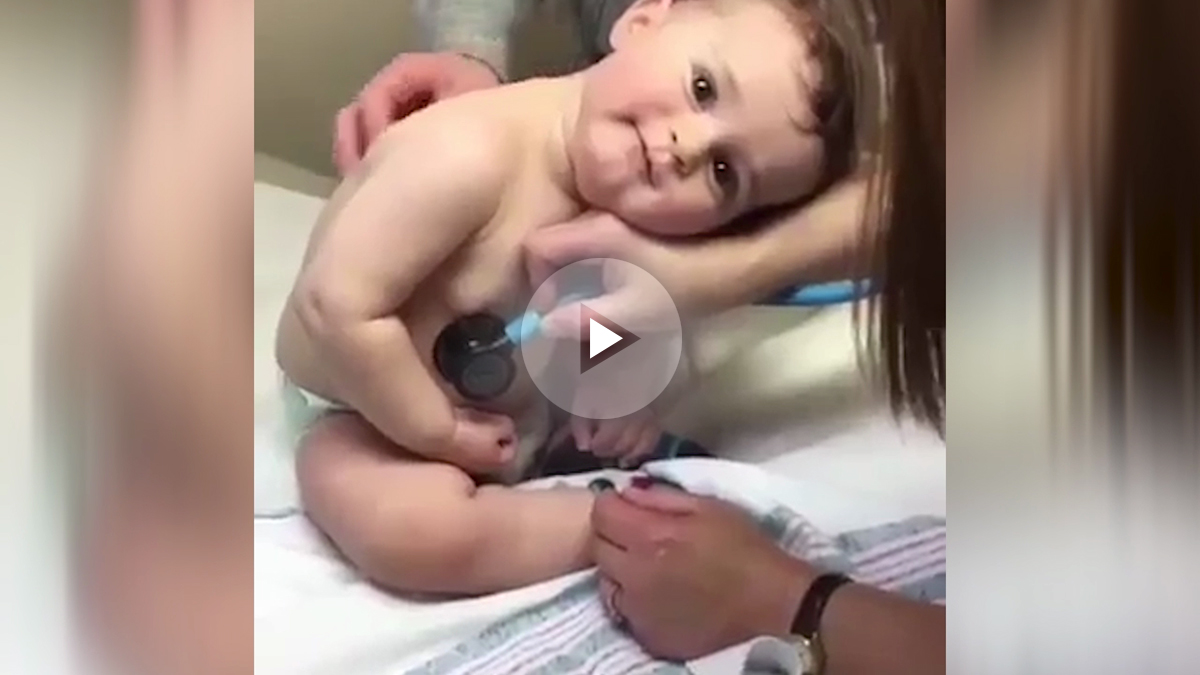 Bebé acaricia a la enfermera