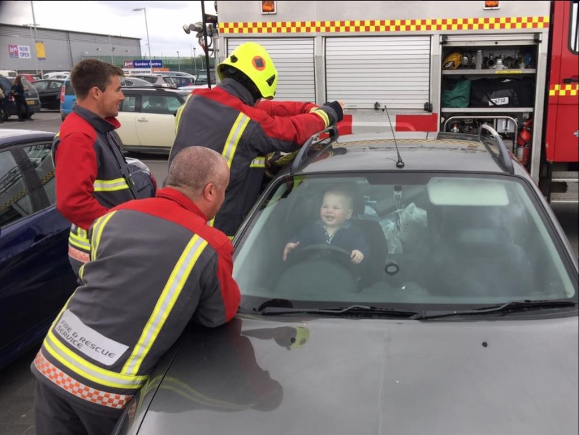 Divertida cara de un bebé al ser rescatado por los bomberos