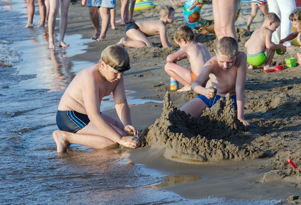 niños de vacaciones en la playa