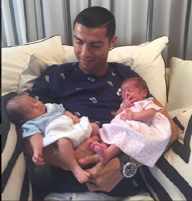 Cristiano Ronaldo con sus mellizos