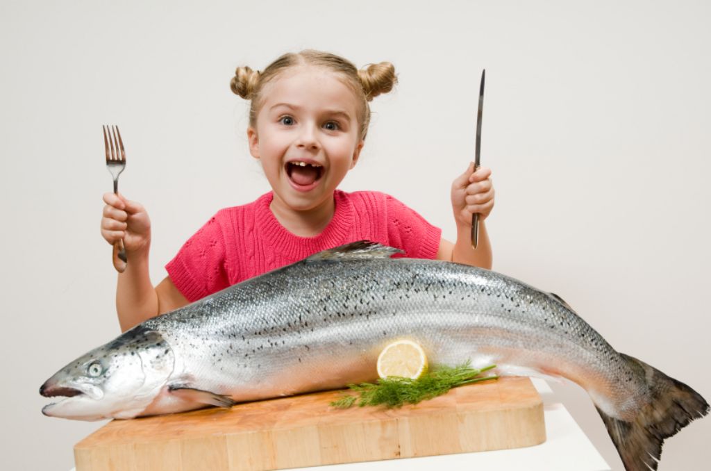 niños coman pescado