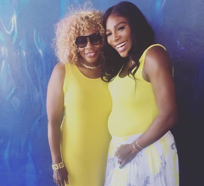 Serena Williams junto a su madre