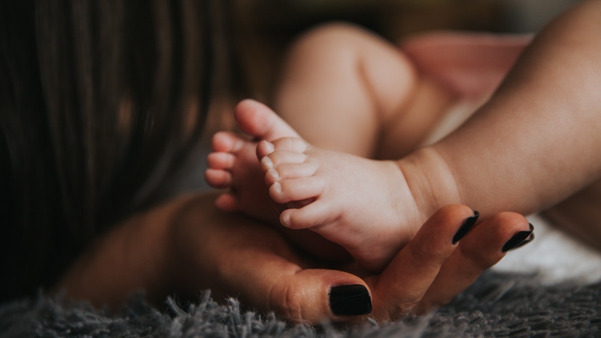 Dejar morir de hambre a un bebé. El delito que han cometido unos padres