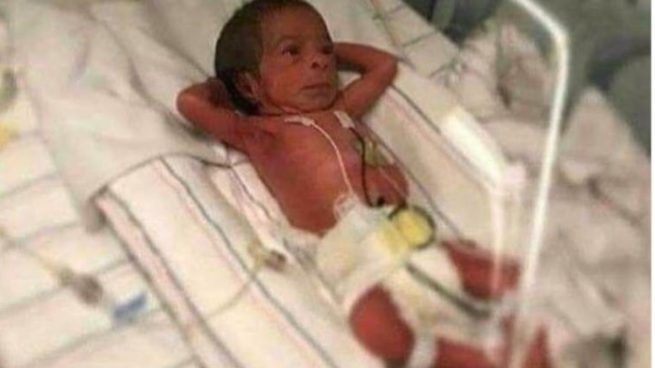 Noticias más increíbles, el recién nacido que descansa al venir al mundo