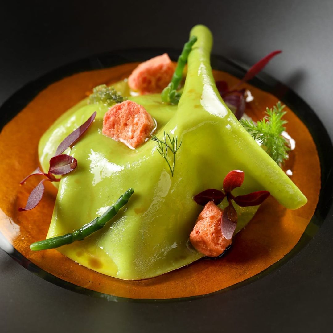 Buey de mar, pasta fresca rocas de coral y hierbas
