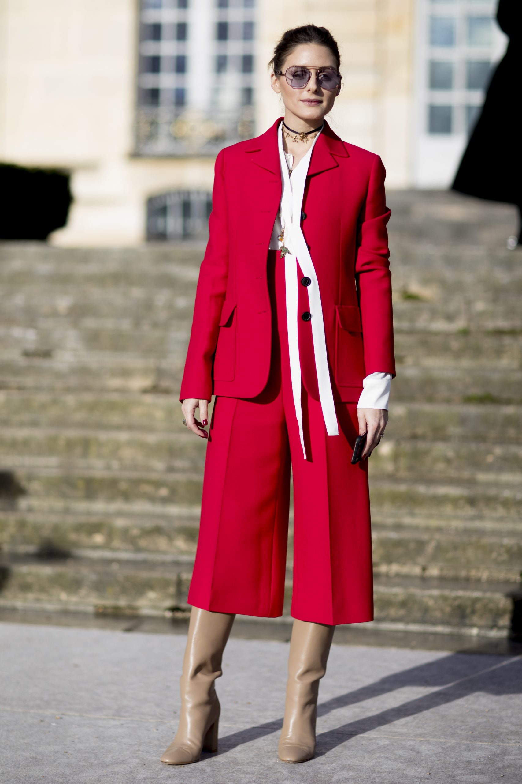 Olivia Palermo con traje rojo.