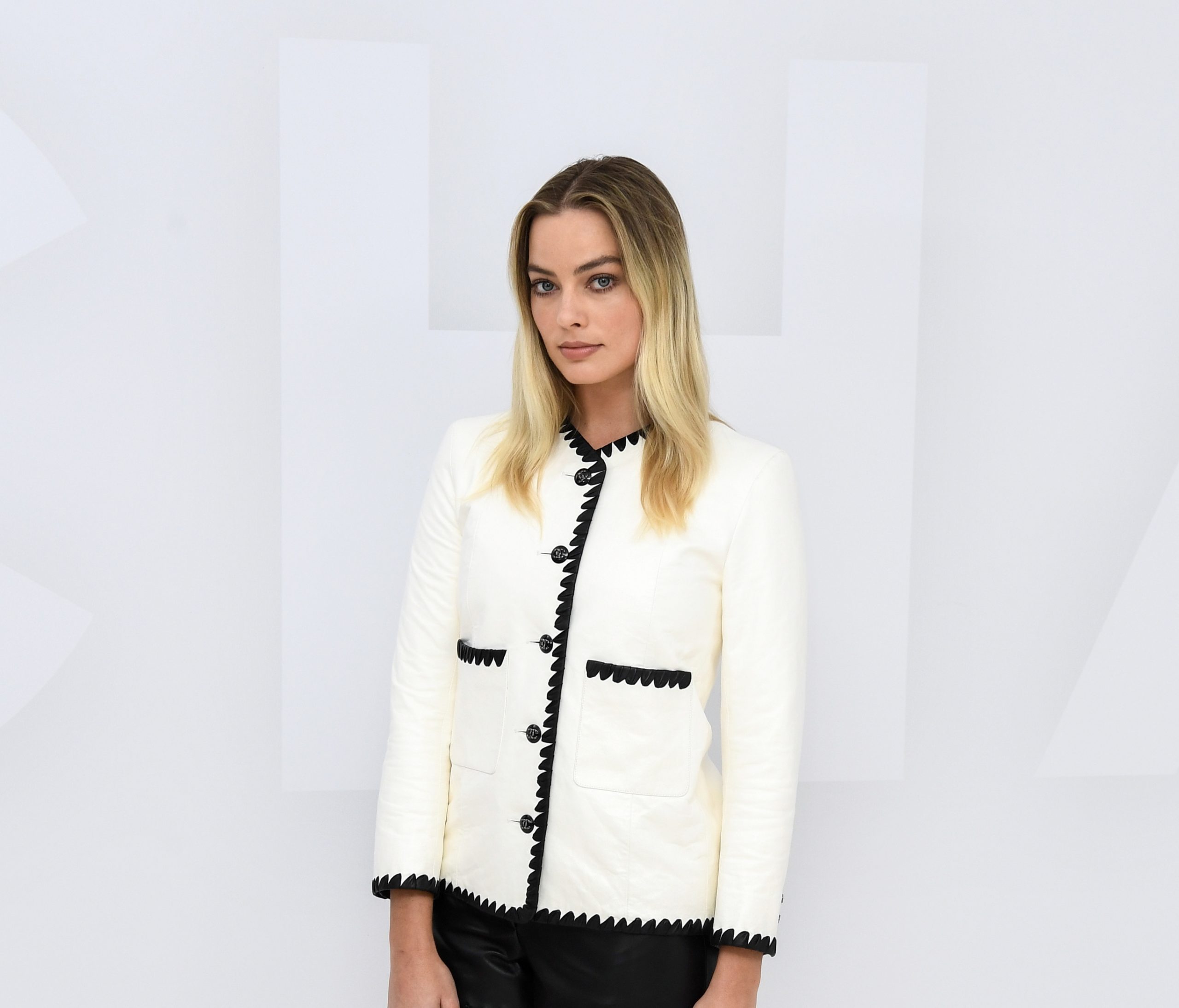 Margot Robbie con la chaqueta Chanel
