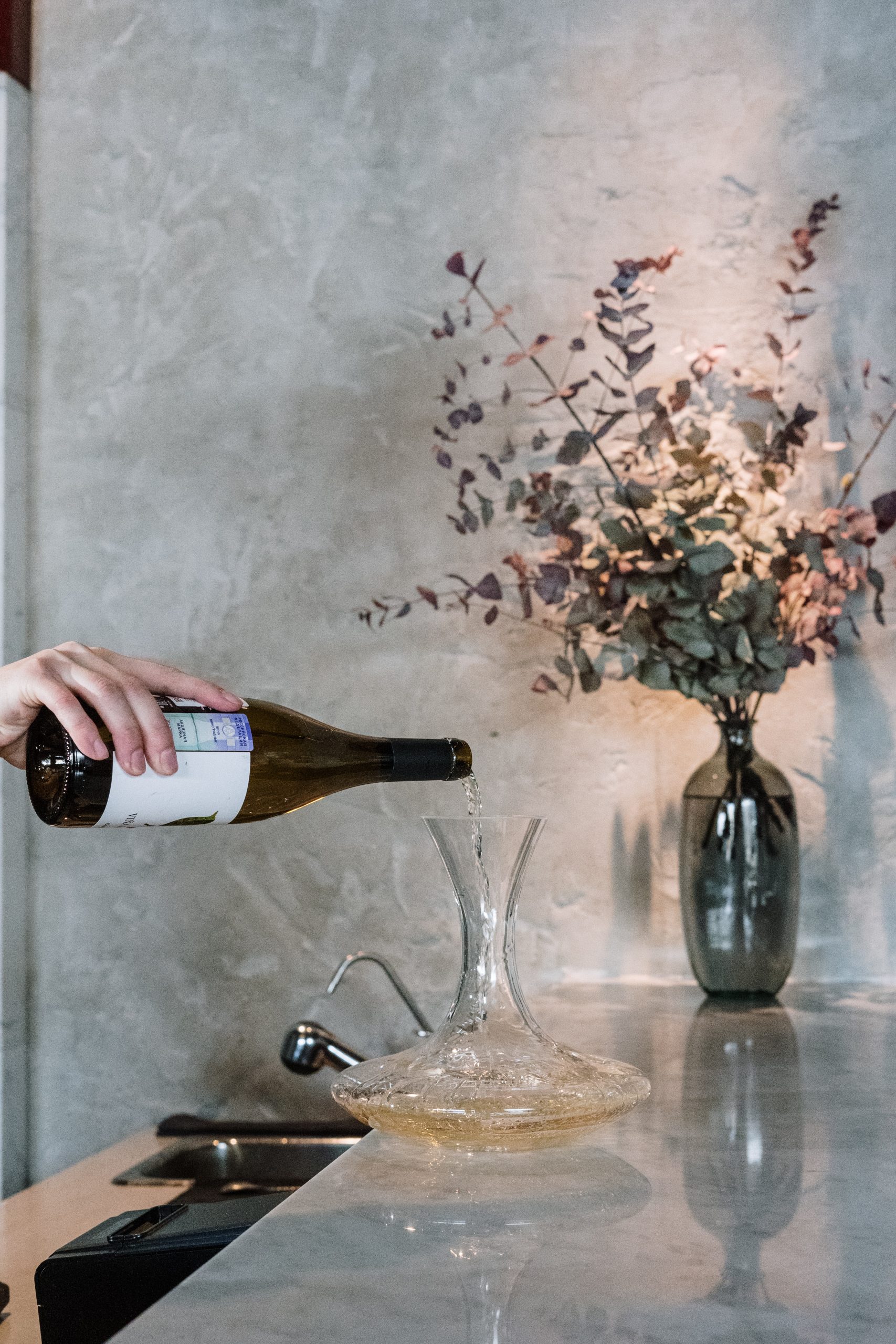 En la imagen, un hombre se sirve una copa de vino. /Foto: Pexels