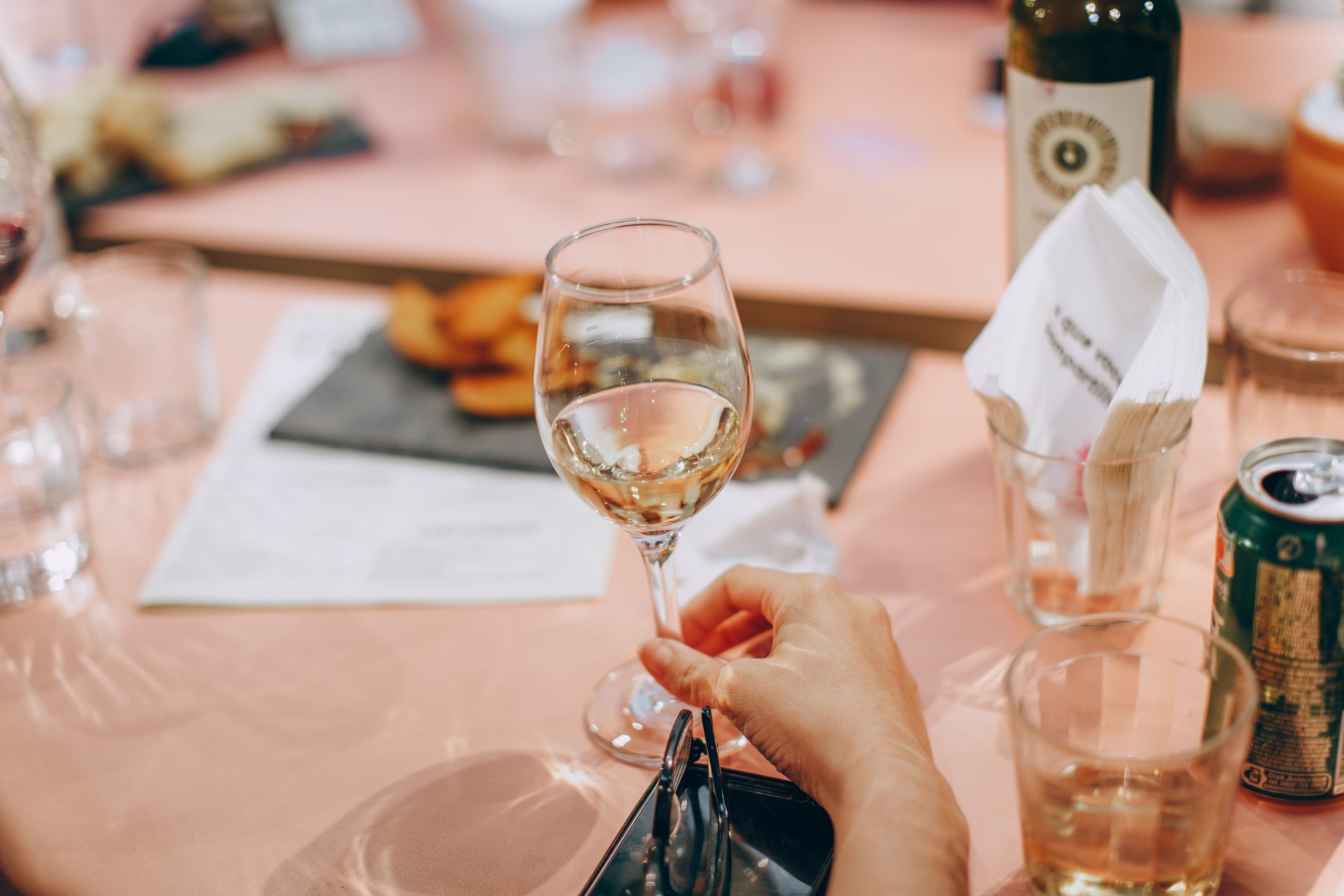 En la imagen, sobremesa con vino blanco. /Foto: Pexels