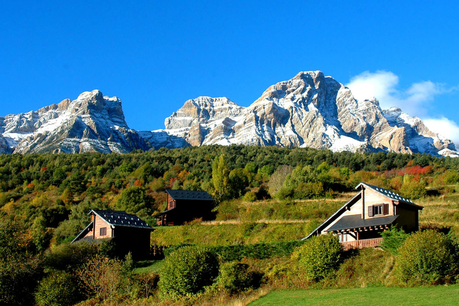 Ecoturismo en el resort de lujo de las famosas / Cortes&iacute;a de Piedrafita Mountain