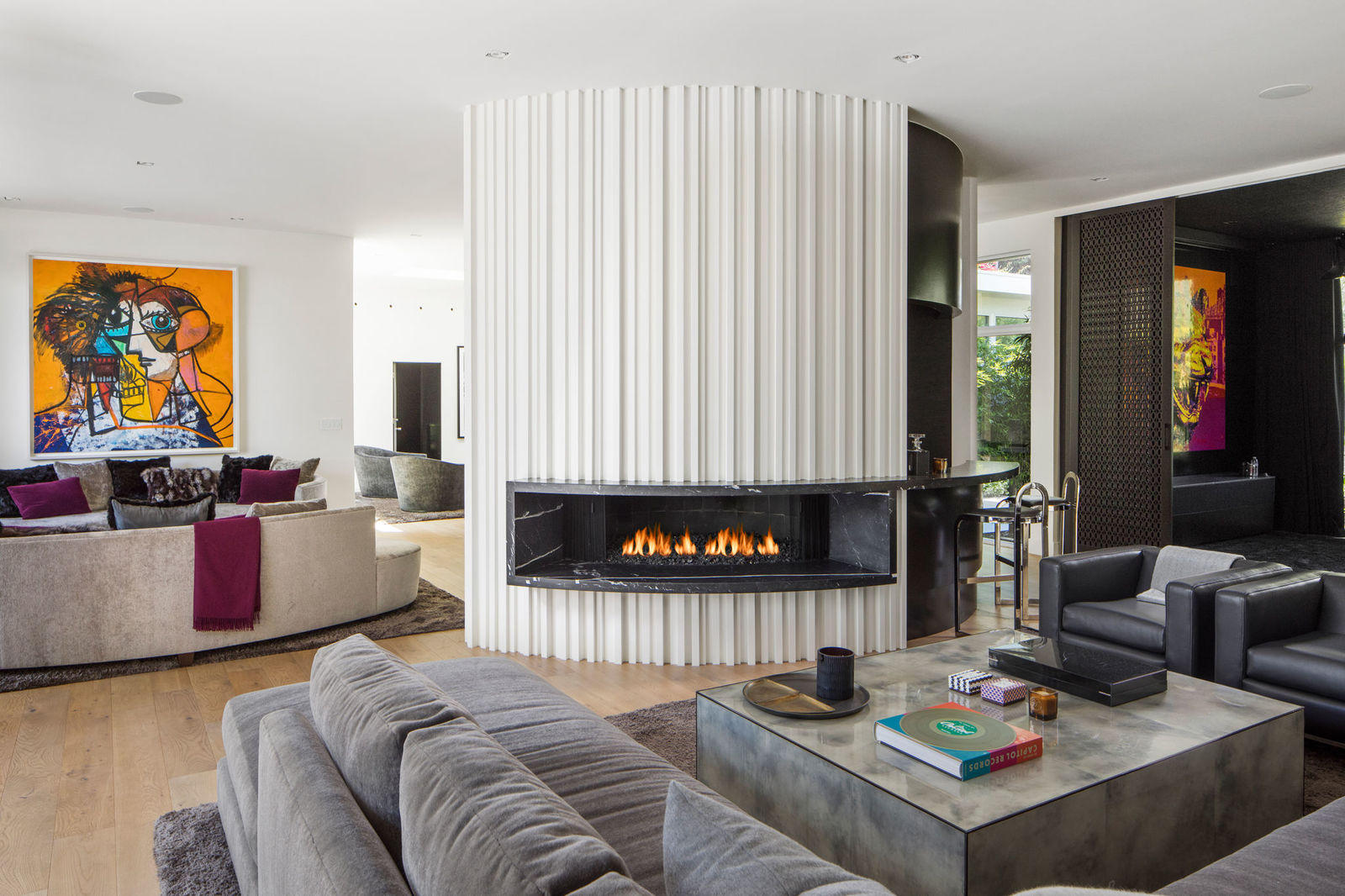 Vista de la chimenea del sal&oacute;n. /Foto: Oasisonlomavista