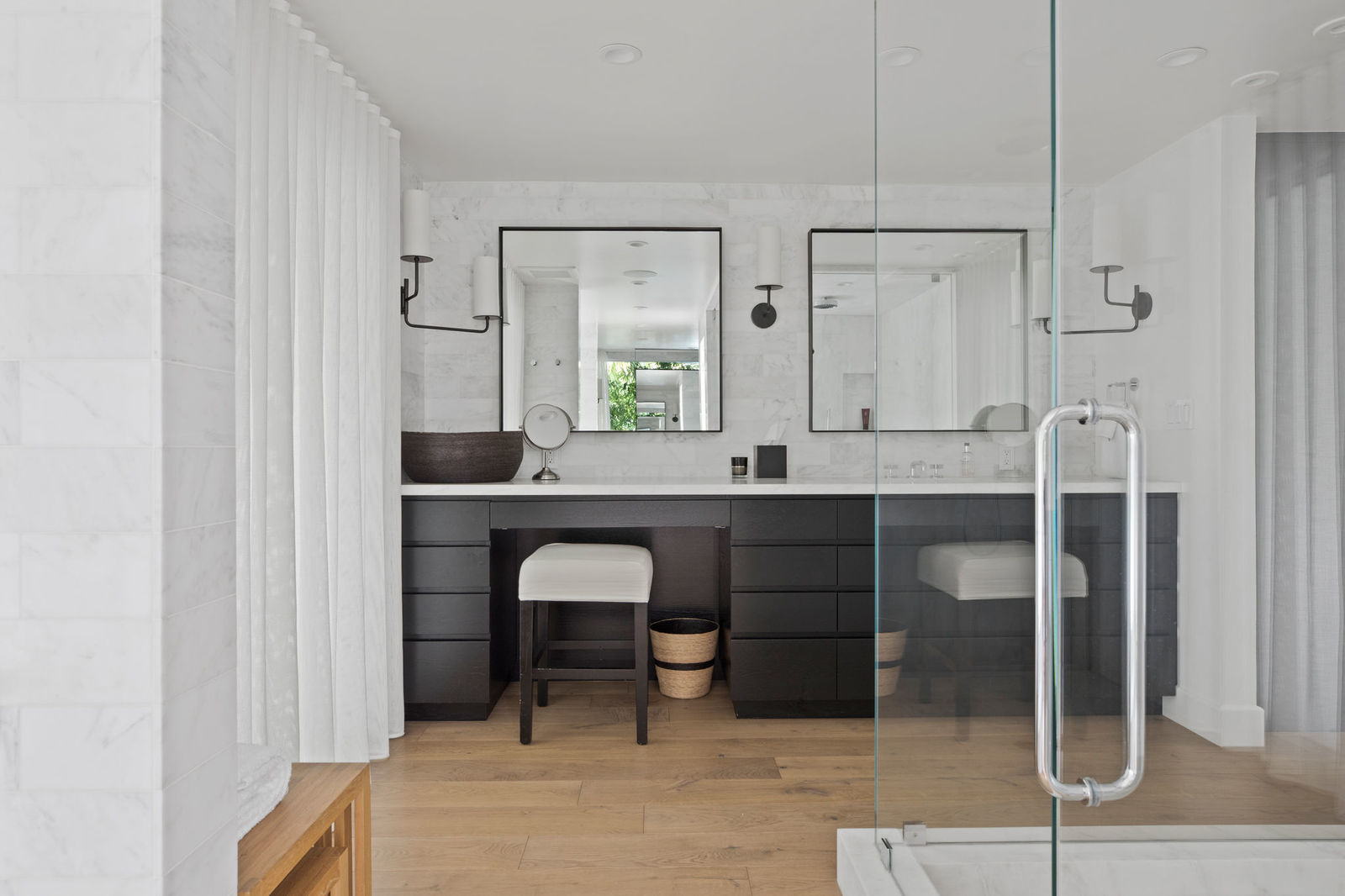 En la imagen, el doble tocador del ba&ntilde;o de Cindy Crawford. /Foto: Oasisonlomavista