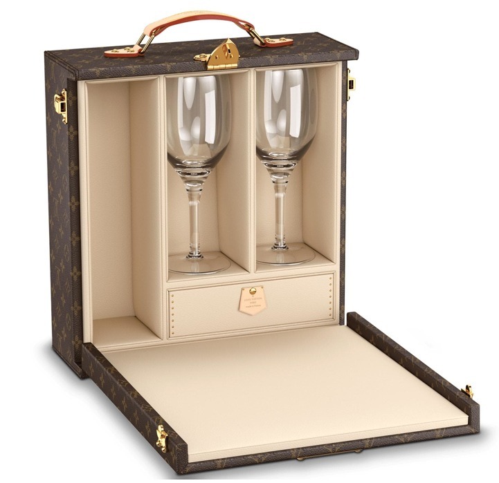 En la imagen, cofre para copas de vino y botella de Louis Vuitton. /Foto: Cortes&iacute;a de la marca