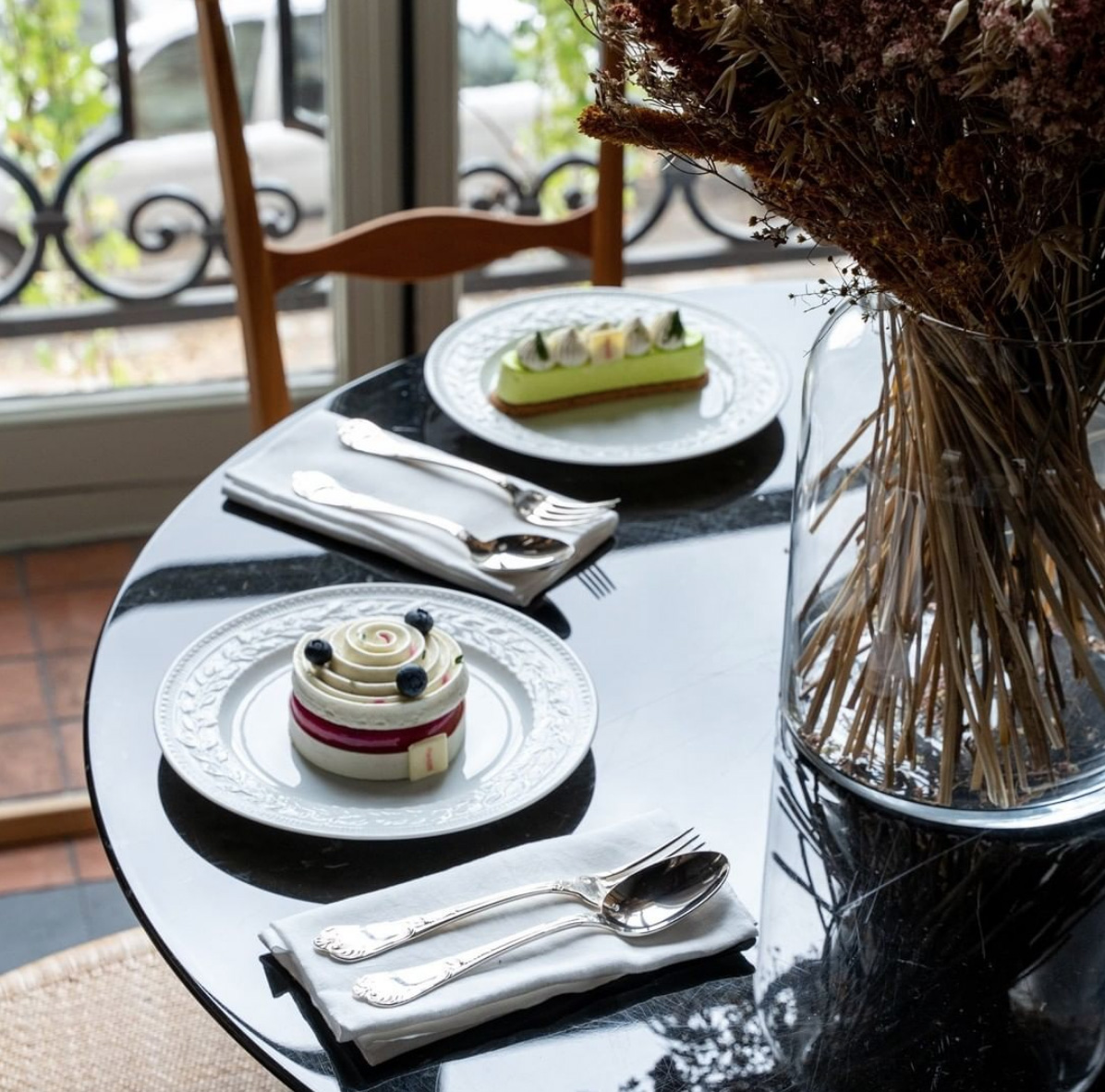 Desayuno servido en el hotel Cour Des Vosges.