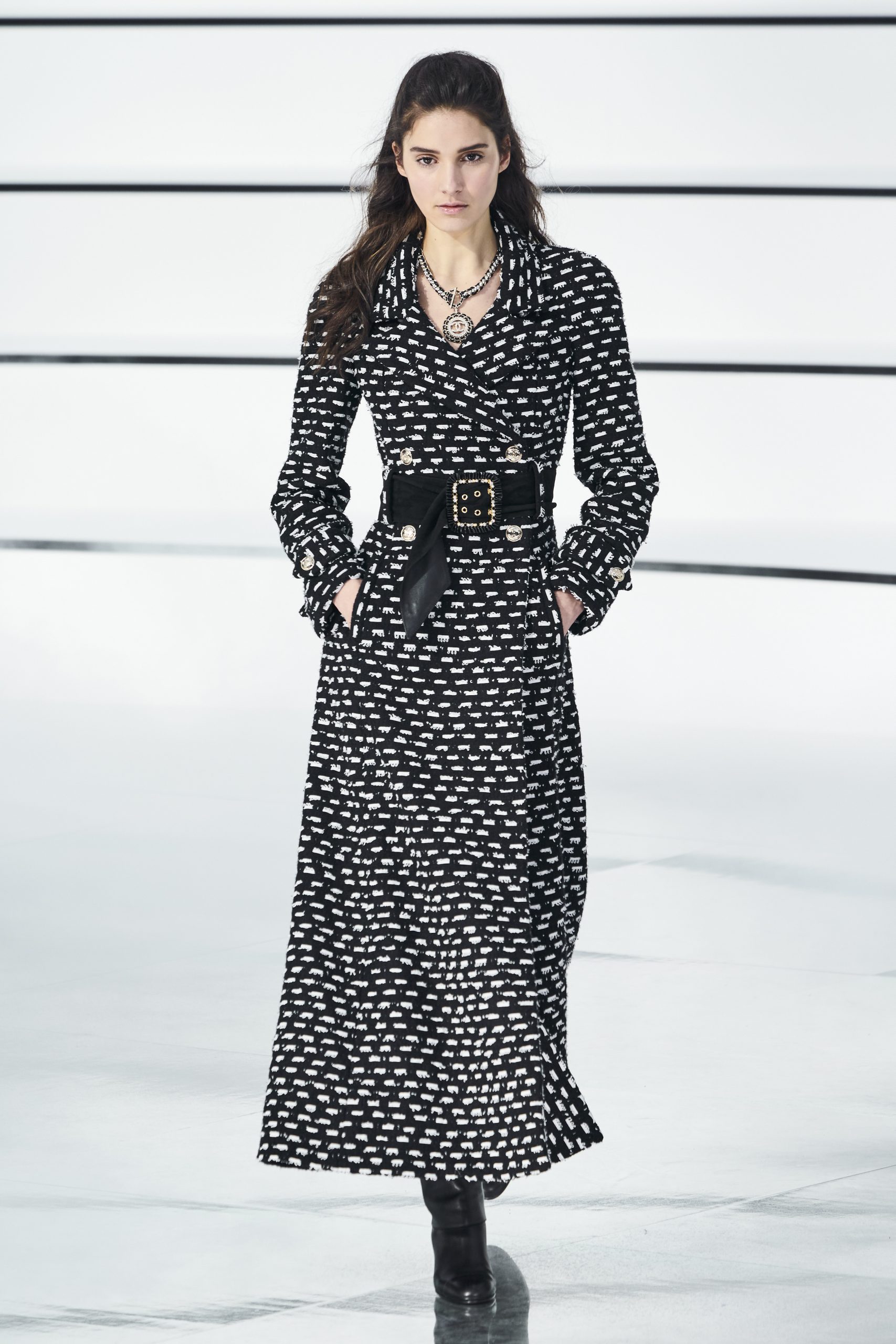 C&oacute;mo llevar el abrigo, modelo de Chanel