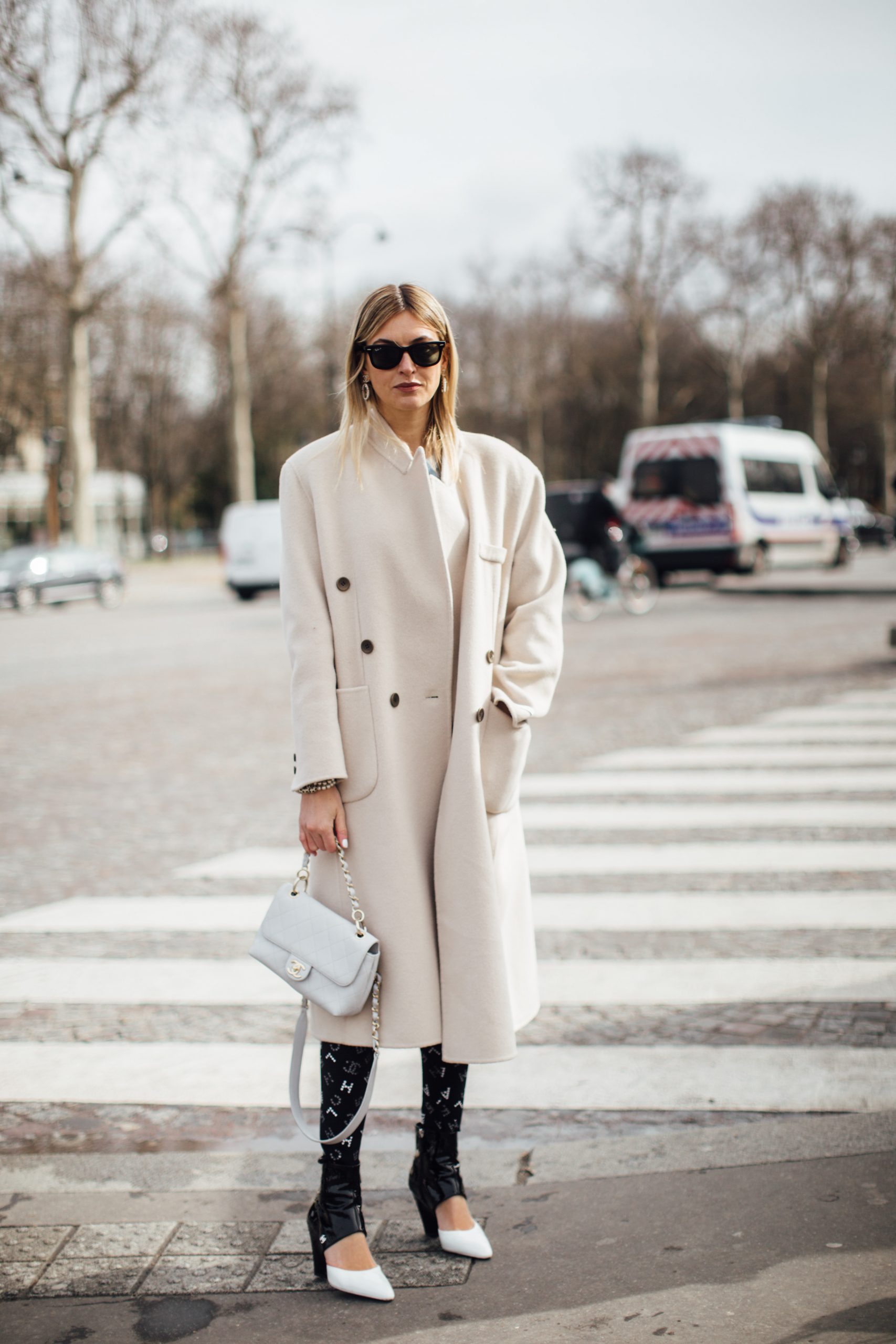 C&oacute;mo llevar el abrigo: Camille Charri&egrave;re en su llegada al desfile de Chanel/Foto: Imaxtree.