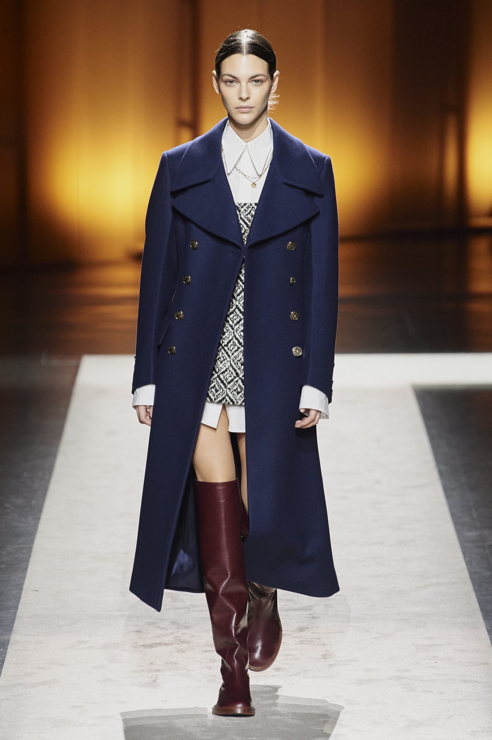 C&oacute;mo llevar el abrigo: Desfile de Tod&acute;s oto&ntilde;o-invierno 2020-2021/Foto: Imaxtree. 