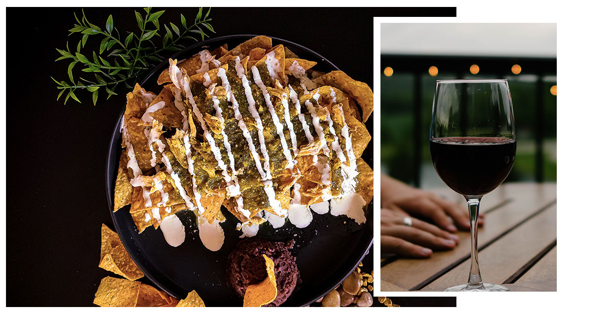 Maridaje: nachos mexicanos con mole y vino crianza.
