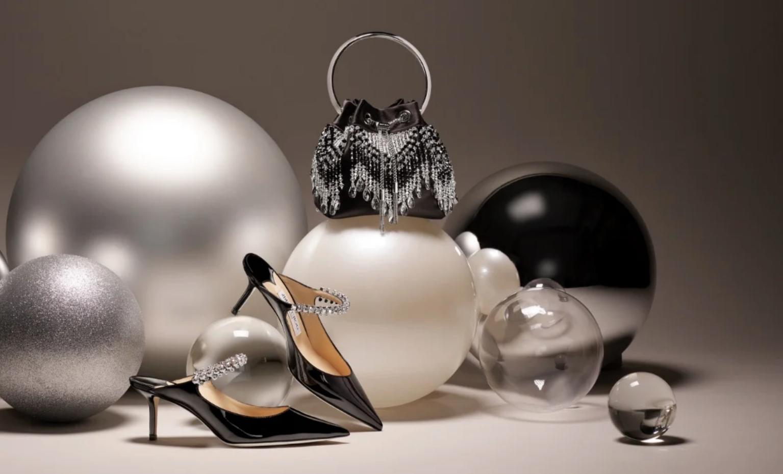 Zapatos de fiesta y bolso de Jimmy Choo.