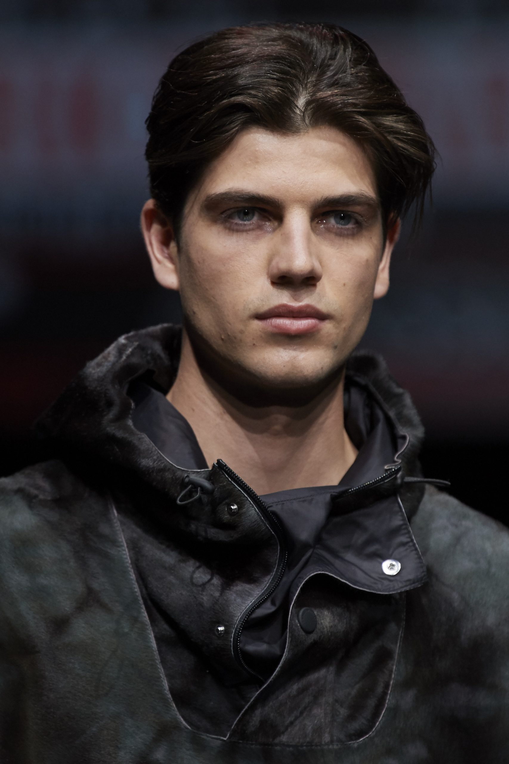 Cortes de pelo de hombre: Modelo en el desfile de Emporio Armani.