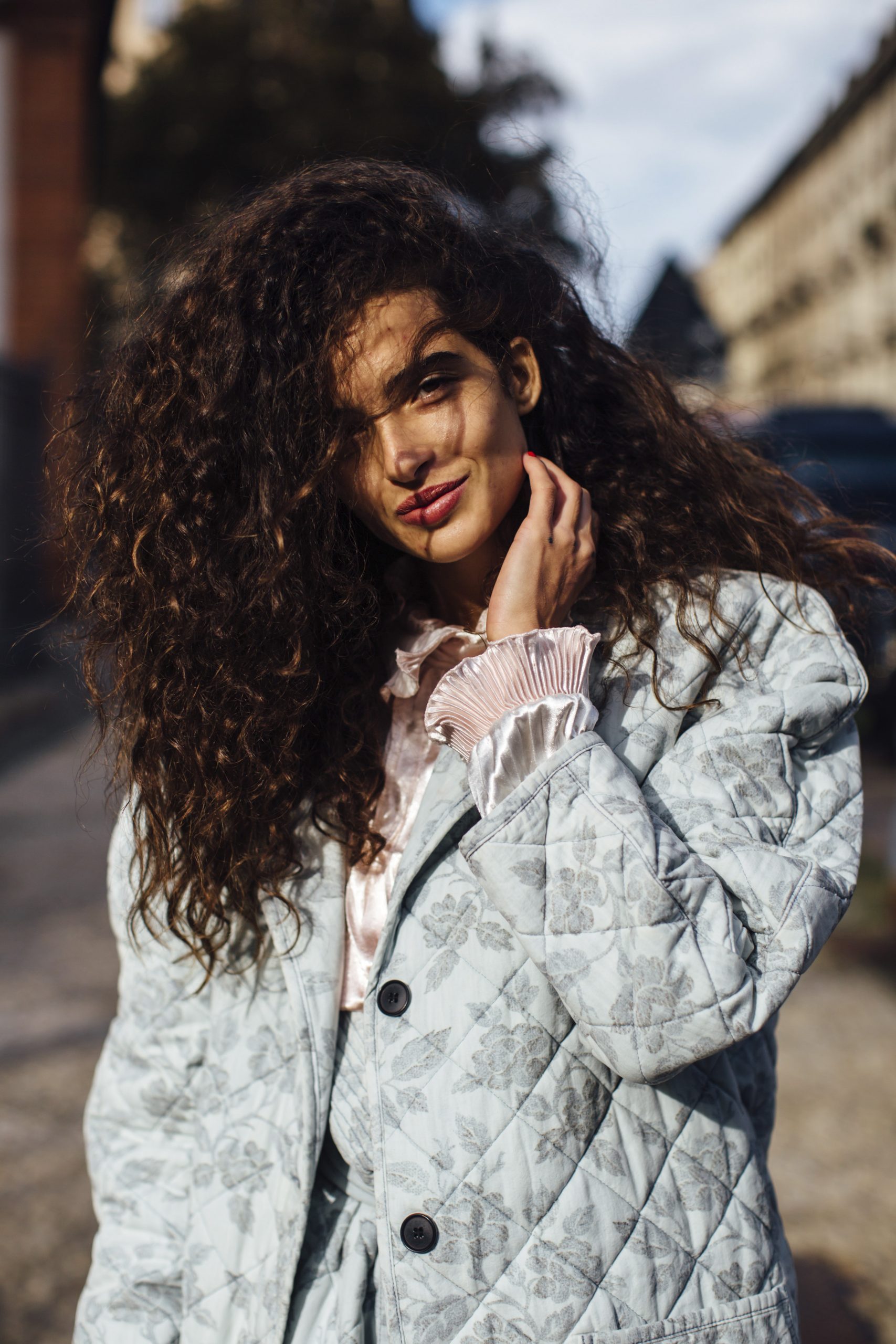 Colores de pelo tendencia:chica con un tono castaño oscuro