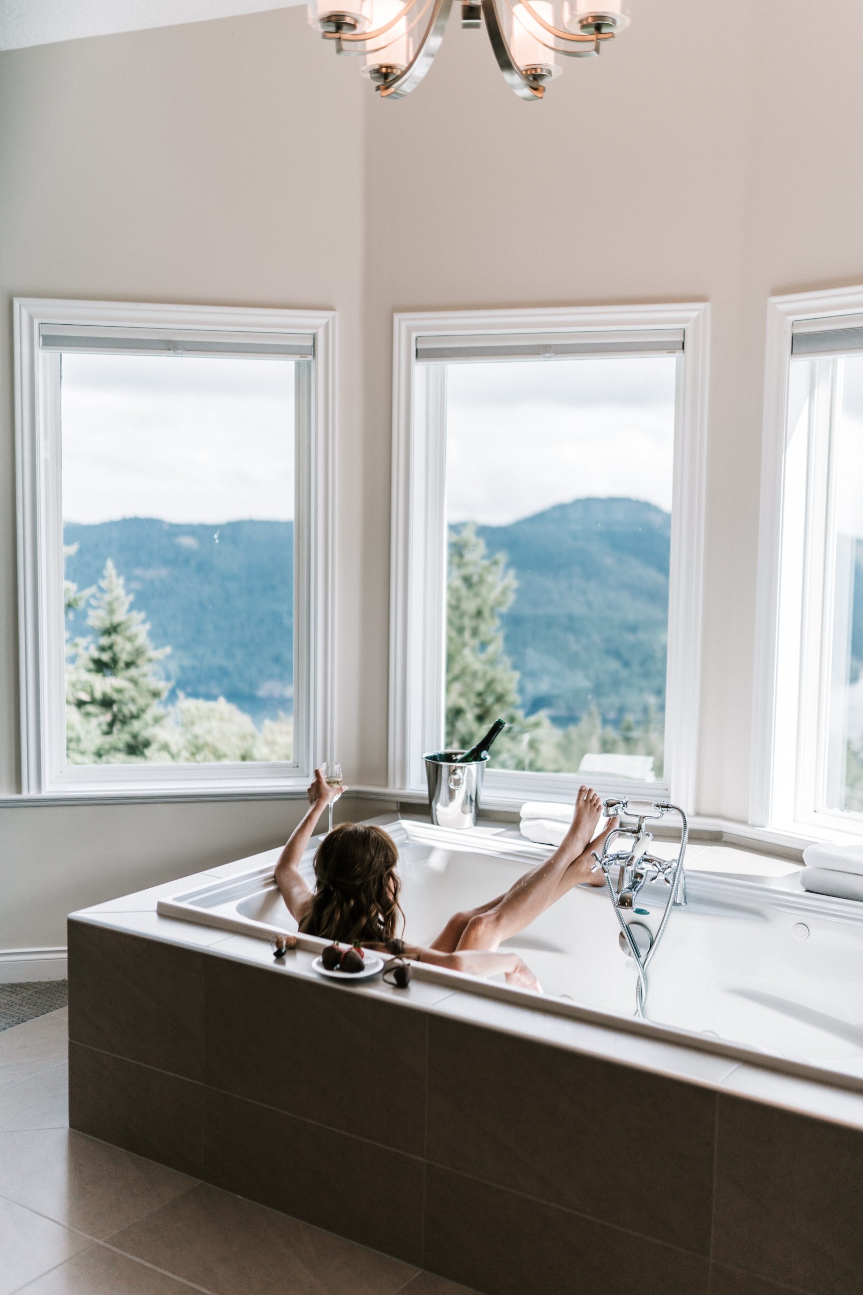 Una mujer disfrutando de un baño mientras toma una copa de champagne / Foto: Pexels