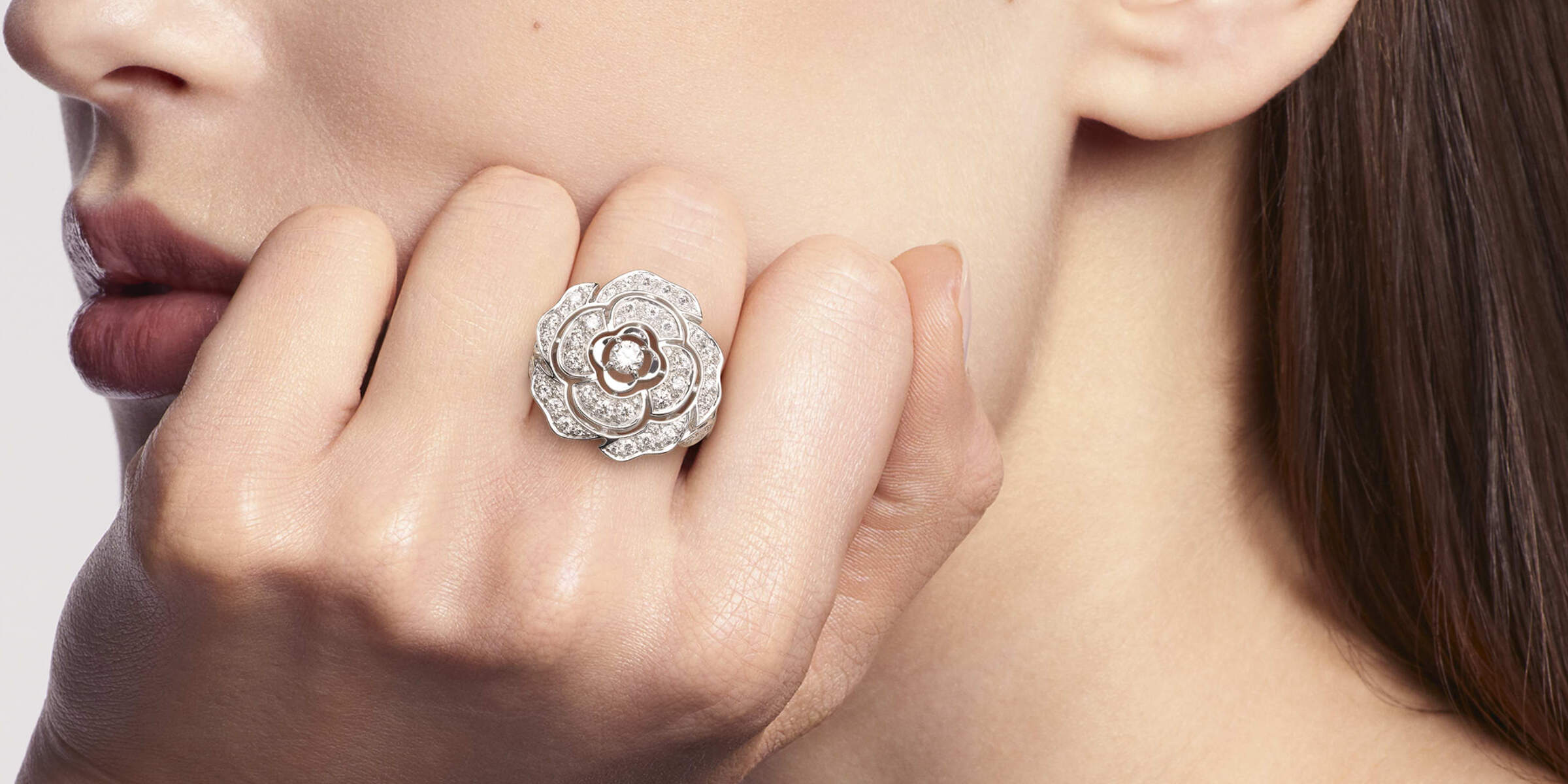 En la imagen, anillo Bouton de Camélia de Chanel / Foto: Chanel