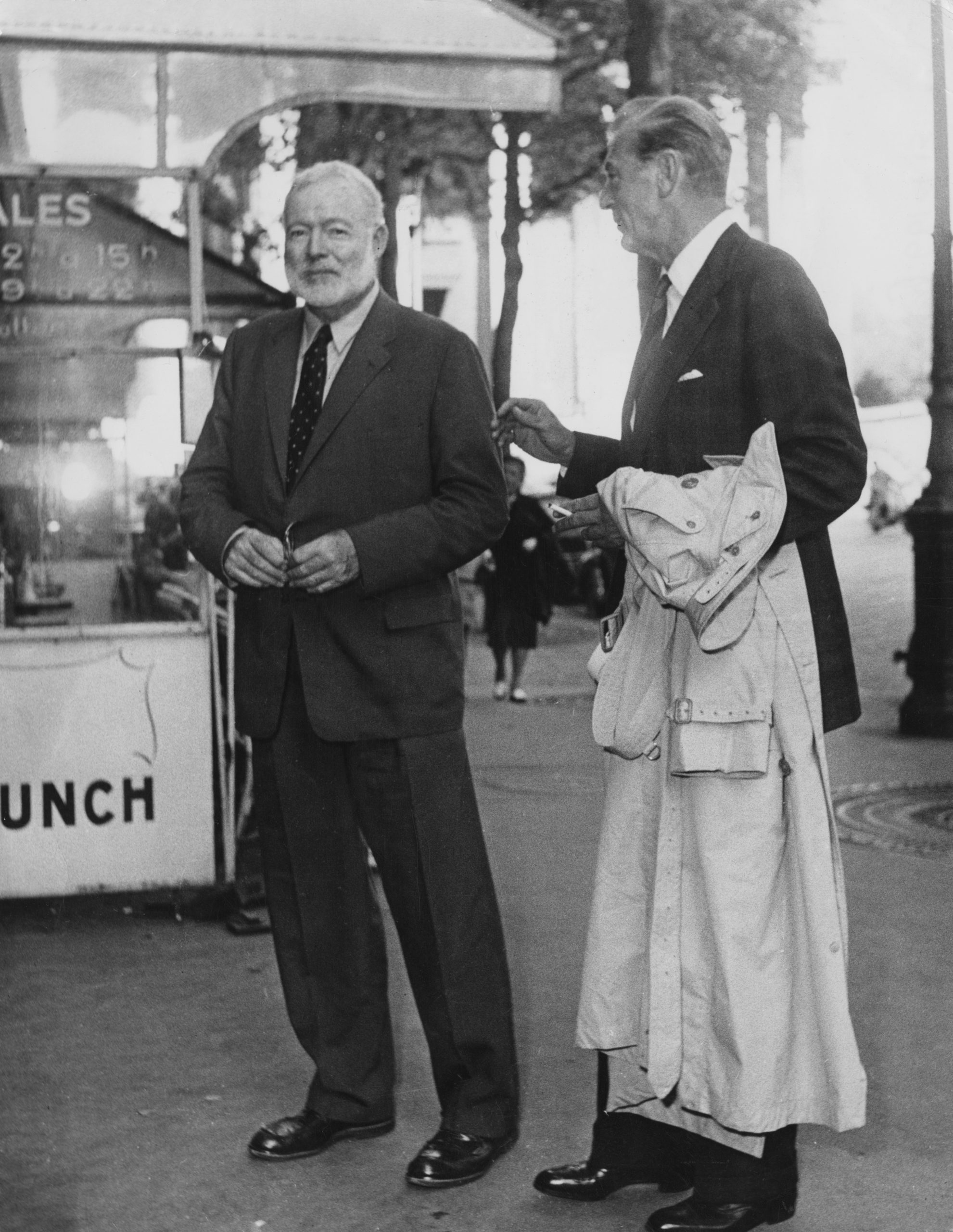 Ernest Hemingway y Gary Cooper en París en 1956