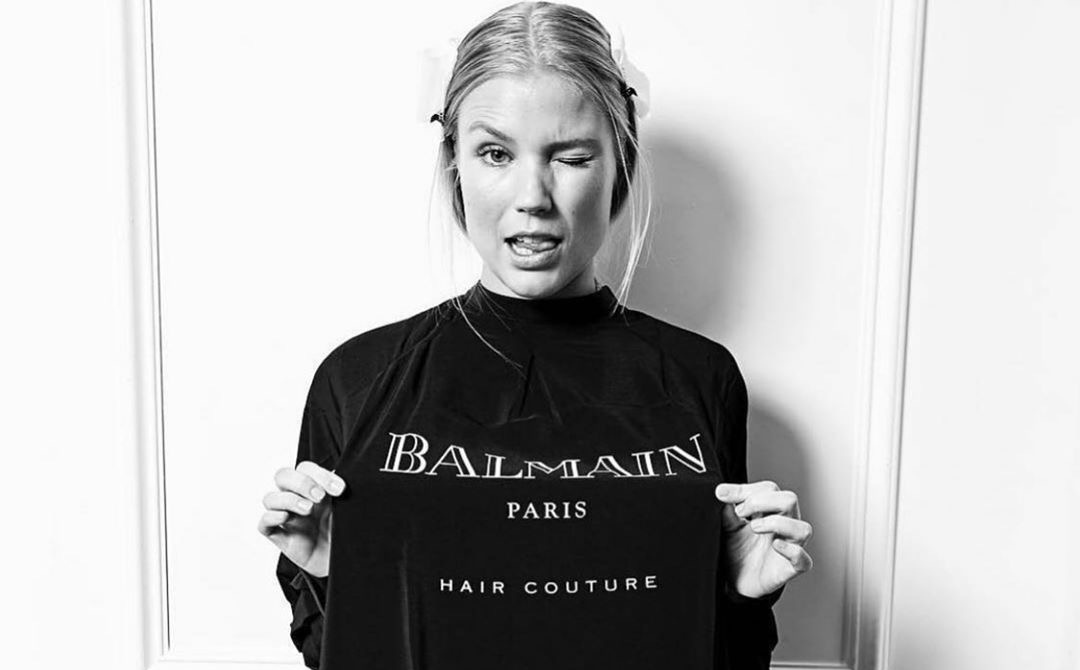Modelo con camiseta de Balmain Hair Couture / Foto: Balmain Hair Couture