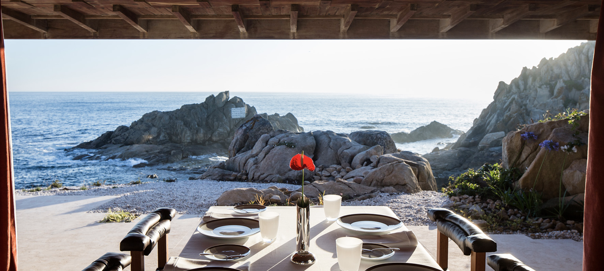 Mesa con el Atl&aacute;ntico de fondo / Foto: Casa de Ch&agrave; de Boa Nova