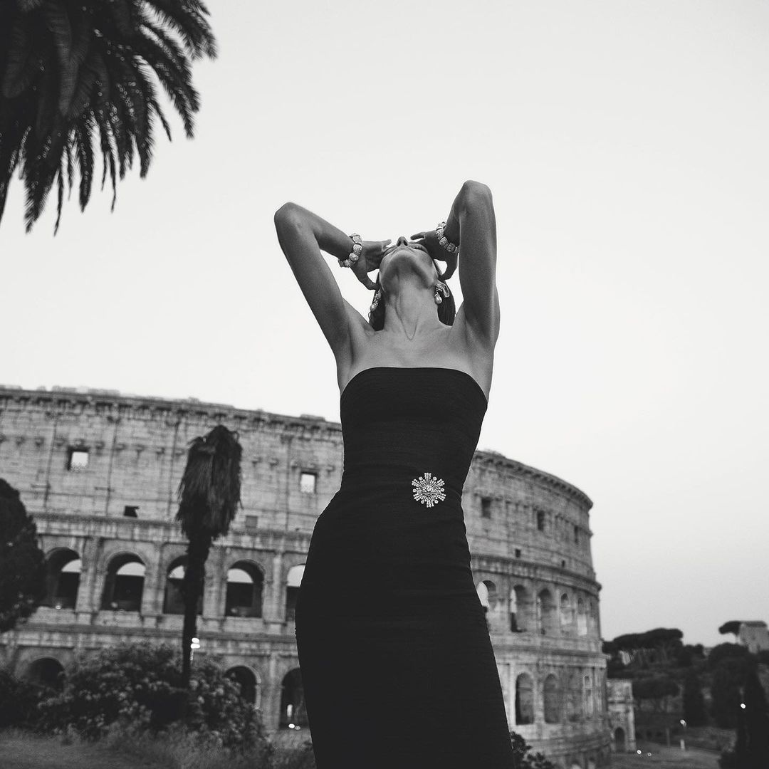 Modelo en el Coliseo posando con Bvlgari. /Foto: Bvlgari