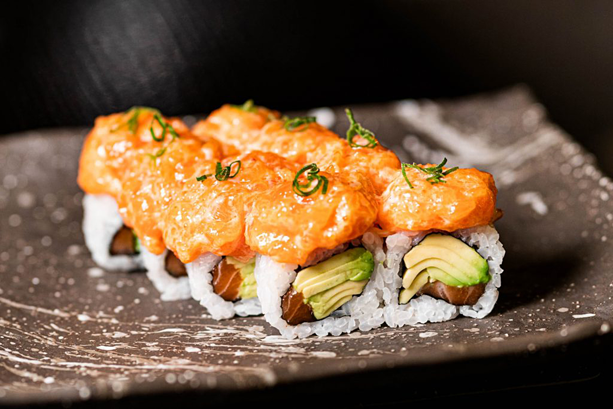 Salmón aguacate spicy roll / Foto: Tottori