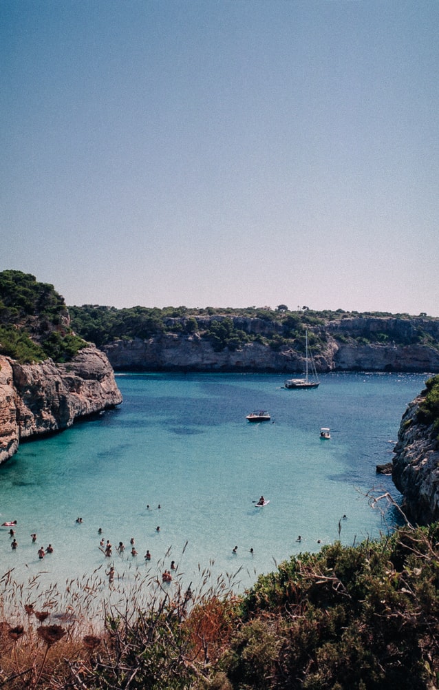 Barco en una cala de Mallorca / Foto: Unplash