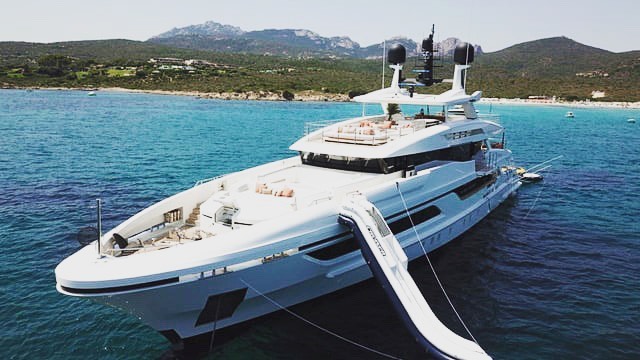 Tobog&aacute;n en un yate / Foto: Superyachttendersandtoys