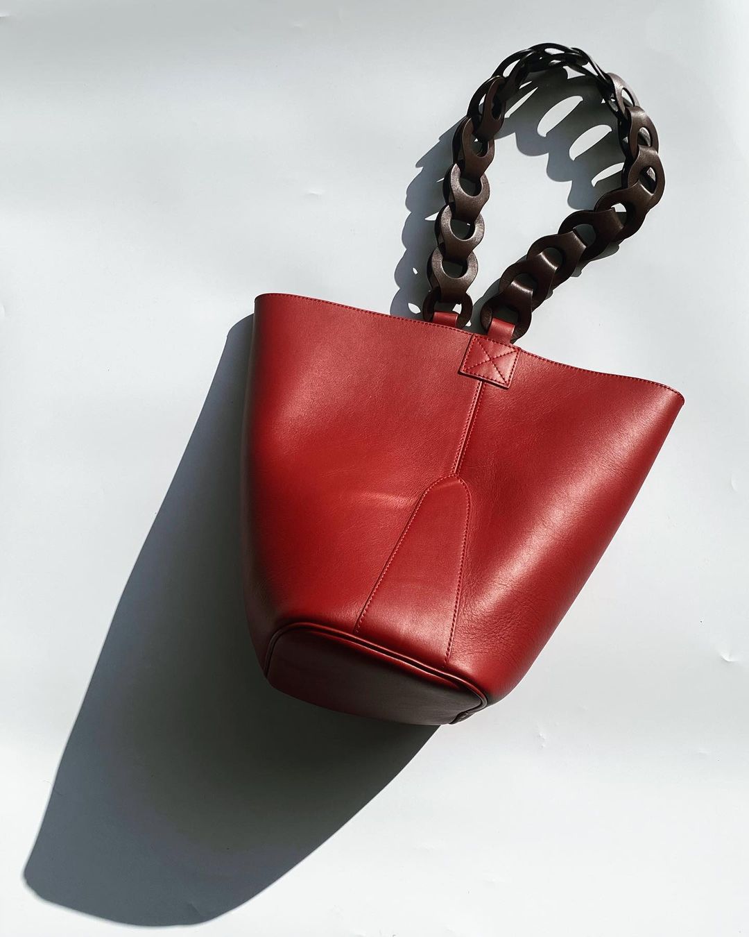 Bolso rojo y marr&oacute;n chocolate / Foto: Marieta Torres