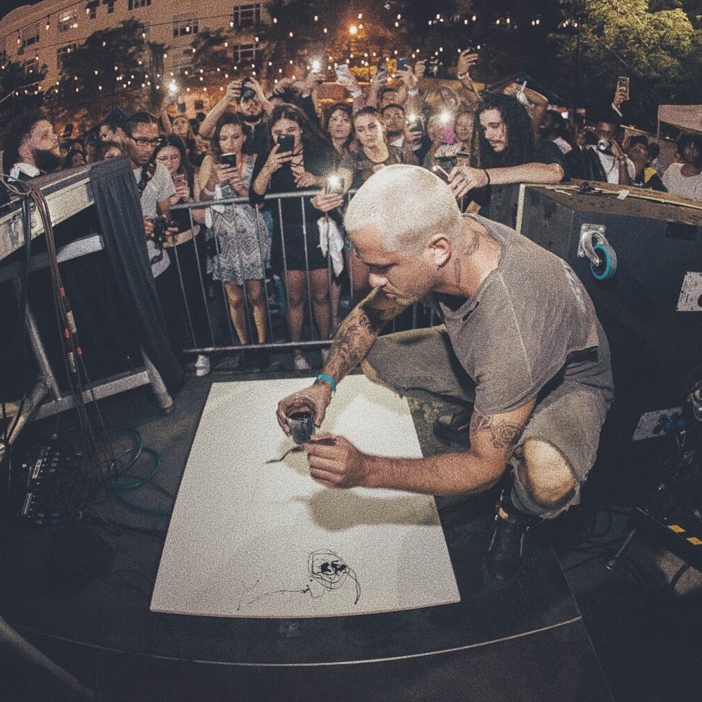 Pintando frente a una multitud / Foto: Mr Dripping