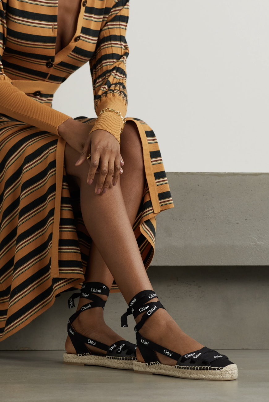 Modelo con alpargatas de Chlo&eacute; / Foto: Farfetch