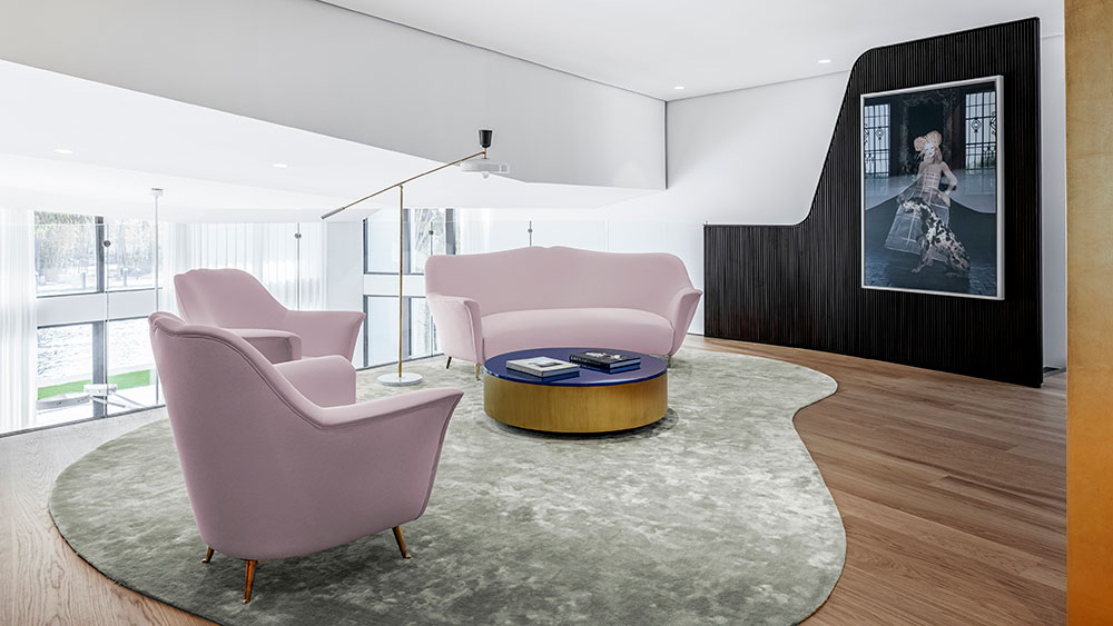 Sofas color rosa funky en la mansi&oacute;n en Lakeview Drive