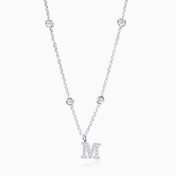 Colgante charm con inicial con cadena de chatones por 1.275&euro; / Foto: Rabat