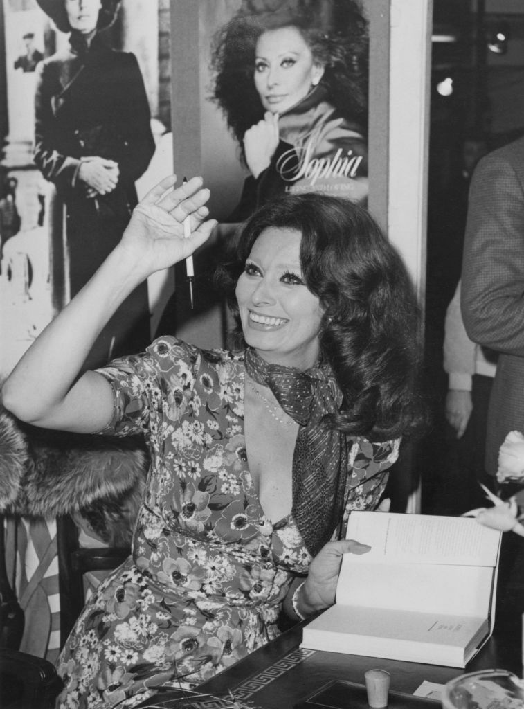 Sophia Loren con pa&ntilde;uelo