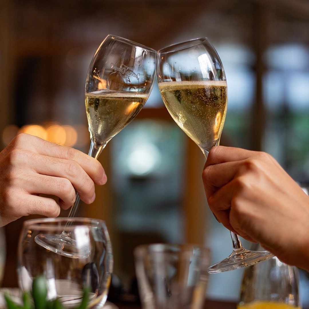 Dos copas de champagne / Foto: @casasuecia