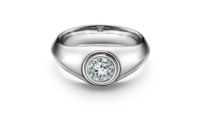 Anillo en platino con un diamante redondo de Tiffany