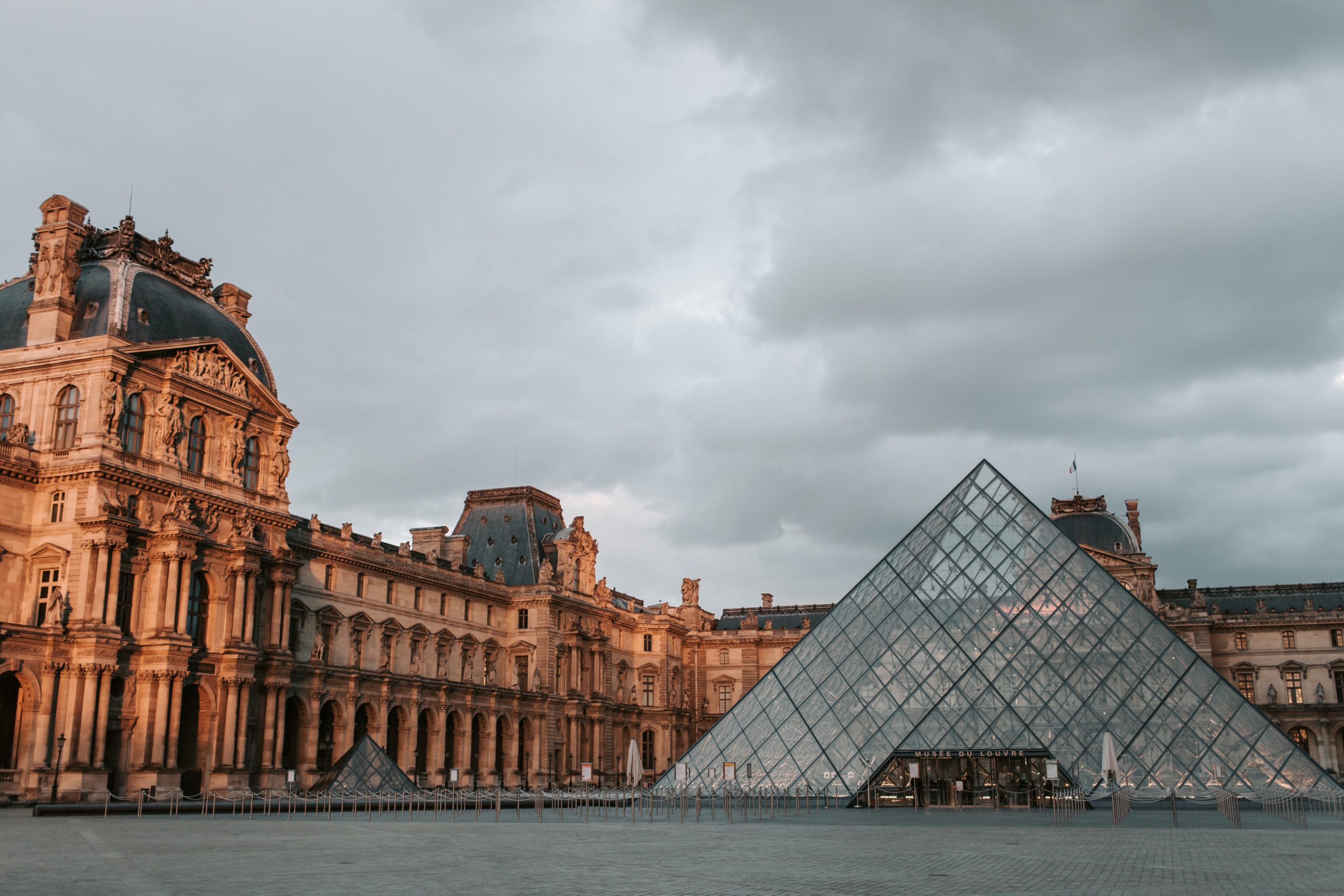 Exterior del Louvre, Par&iacute;s