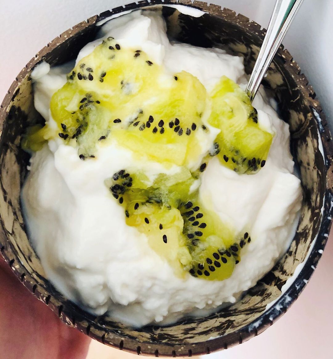 Yogur de coco con kiwi