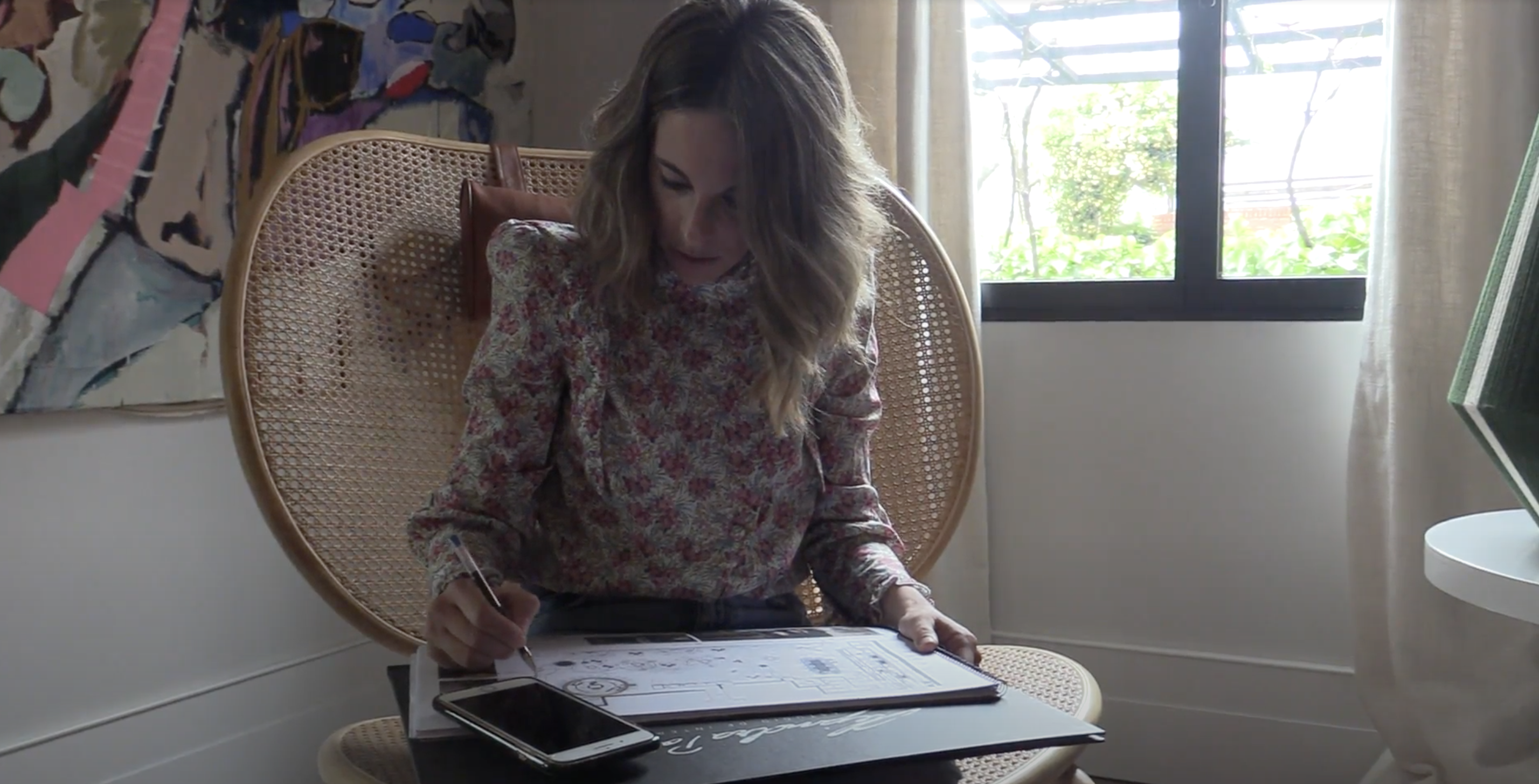 La interiorista Alejandra Pombo dise&ntilde;ando en su estudio